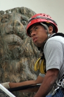Personas especializado continua con la remodelación e la Catedral de Tuxtla ahora limpiando el León de San Marcos.
