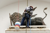 Personas especializado continua con la remodelación e la Catedral de Tuxtla ahora limpiando el León de San Marcos.
