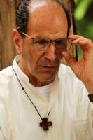 Jueves 9 de julio del 2015. Tapachula de Córdova y Ordoñez.  El sacerdote Alejandro Solalinde vista este medio día el basurero municipal donde migrantes centroamericanos trabajan en la recolección de basura.