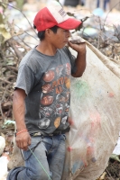 Jueves 9 de julio del 2015. Tapachula de Córdova y Ordoñez.El basurero municipal donde migrantes centroamericanos trabajan en la recolección de basura.