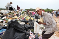 Jueves 9 de julio del 2015. Tapachula de Córdova y Ordoñez.El basurero municipal donde migrantes centroamericanos trabajan en la recolección de basura.