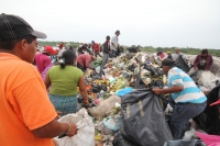 Jueves 9 de julio del 2015. Tapachula de Córdova y Ordoñez.El basurero municipal donde migrantes centroamericanos trabajan en la recolección de basura.