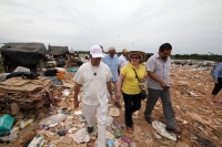 Jueves 9 de julio del 2015. Tapachula de Córdova y Ordoñez. El sacerdote Alejandro Solalinde vista este medio dÃa el basurero municipal donde migrantes centroamericanos trabajan en la recolección de basura. Jueves 9 de julio del 2015. Tapachula de Córdova y Ordoñez. El sacerdote Alejandro Solalinde vista este medio dÃa el basurero municipal donde migrantes centroamericanos trabajan en la recolección de basura.