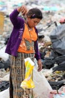 Jueves 9 de julio del 2015. Tapachula de Córdova y Ordoñez.  El sacerdote Alejandro Solalinde vista este medio día el basurero municipal donde migrantes centroamericanos trabajan en la recolección de basura.