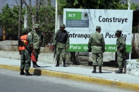 Elementos del ejército mexicano resguardan las entradas a la ciudad, como medida de prevención por los hechos violentos de las anteriores semanas.
