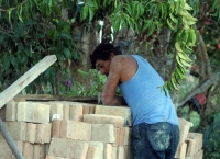 Fredy Martìn. La Trinitaria, Chiapas; 7 de febrero.- Dos trabajadores de la construcción  estuvieron a punto de perder la vida, luego de que quedar atrapados bajo varias toneladas de barro y piedra, que cayeron sobre ellos, mientras realizaban excavacione