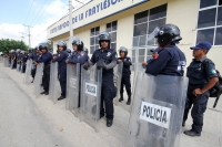 Martes 19 de noviembre del 2013. Tuxtla Gutiérrez. Elementos de las diferentes corporaciones policías intervienen esta mañana durante el bloqueo que realizaba el Comité de Defensa Ciudadana en el crucero de La Pochota en el poniente de la capital de Chiap