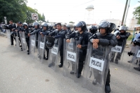 Martes 19 de noviembre del 2013. Tuxtla Gutiérrez. Elementos de las diferentes corporaciones policías intervienen esta mañana durante el bloqueo que realizaba el Comité de Defensa Ciudadana en el crucero de La Pochota en el poniente de la capital de Chiap