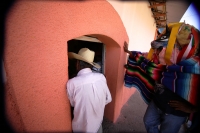 Lunes 18 de enero. Suchiapa. Los Parachicos de la comunidad de Suchiapa bailan y cantan en las calles visitando las casas de las personas que conservan las tradiciones de esta localidad y con la participación de la Cofradía de los Parachicos, quienes orga