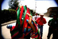 Lunes 18 de enero. Suchiapa. Los Parachicos de la comunidad de Suchiapa bailan y cantan en las calles visitando las casas de las personas que conservan las tradiciones de esta localidad y con la participación de la Cofradía de los Parachicos, quienes orga