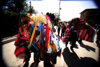 Lunes 18 de enero. Suchiapa. Los Parachicos de la comunidad de Suchiapa bailan y cantan en las calles visitando las casas de las personas que conservan las tradiciones de esta localidad y con la participación de la Cofradía de los Parachicos, quienes orga