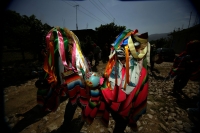 Lunes 18 de enero. Suchiapa. Los Parachicos de la comunidad de Suchiapa bailan y cantan en las calles visitando las casas de las personas que conservan las tradiciones de esta localidad y con la participación de la Cofradía de los Parachicos, quienes orga
