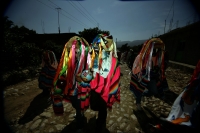 Lunes 18 de enero. Suchiapa. Los Parachicos de la comunidad de Suchiapa bailan y cantan en las calles visitando las casas de las personas que conservan las tradiciones de esta localidad y con la participación de la Cofradía de los Parachicos, quienes orga