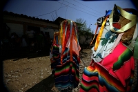 Lunes 18 de enero. Suchiapa. Los Parachicos de la comunidad de Suchiapa bailan y cantan en las calles visitando las casas de las personas que conservan las tradiciones de esta localidad y con la participación de la Cofradía de los Parachicos, quienes orga
