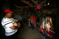 Lunes 18 de enero. Suchiapa. Los Parachicos de la comunidad de Suchiapa bailan y cantan en las calles visitando las casas de las personas que conservan las tradiciones de esta localidad y con la participación de la Cofradía de los Parachicos, quienes orga