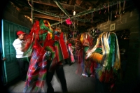 Lunes 18 de enero. Suchiapa. Los Parachicos de la comunidad de Suchiapa bailan y cantan en las calles visitando las casas de las personas que conservan las tradiciones de esta localidad y con la participación de la Cofradía de los Parachicos, quienes orga