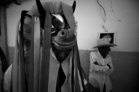 Lunes 18 de enero. Suchiapa. Los Parachicos de la comunidad de Suchiapa bailan y cantan en las calles visitando las casas de las personas que conservan las tradiciones de esta localidad y con la participación de la Cofradía de los Parachicos, quienes orga