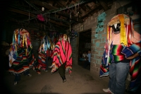 Lunes 18 de enero. Suchiapa. Los Parachicos de la comunidad de Suchiapa bailan y cantan en las calles visitando las casas de las personas que conservan las tradiciones de esta localidad y con la participación de la Cofradía de los Parachicos, quienes orga