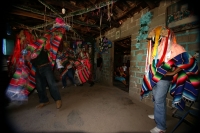 Lunes 18 de enero. Suchiapa. Los Parachicos de la comunidad de Suchiapa bailan y cantan en las calles visitando las casas de las personas que conservan las tradiciones de esta localidad y con la participación de la Cofradía de los Parachicos, quienes orga