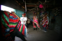 Lunes 18 de enero. Suchiapa. Los Parachicos de la comunidad de Suchiapa bailan y cantan en las calles visitando las casas de las personas que conservan las tradiciones de esta localidad y con la participación de la Cofradía de los Parachicos, quienes orga