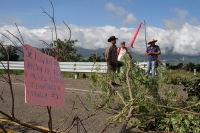 Lunes 27 de agosto del 2018.Suchiapa. Ejidatarios bloquean el tramo carretero entre Tuxtla y El aeropuerto del libramiento exigiendo el pago de los predios ocupados para la construcción de esta cinta asfáltica Lunes 27 de agosto del 2018.Suchiapa. Ejidatarios bloquean el tramo carretero entre Tuxtla y El aeropuerto del libramiento exigiendo el pago de los predios ocupados para la construcción de esta cinta asfáltica