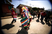 Lunes 18 de enero. Suchiapa. Los Parachicos de la comunidad de Suchiapa bailan y cantan en las calles visitando las casas de las personas que conservan las tradiciones de esta localidad y con la participación de la Cofradía de los Parachicos, quienes orga