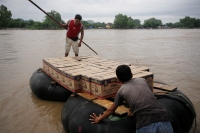 A pesar de los altos niveles del agua en el río Suchiate, el comercio informal y el transito de personas en lanchas improvisadas se da entre Chiapas y Tecum-Uman, Guatemala.
