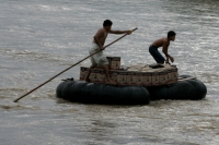 A pesar de los altos niveles del agua en el río Suchiate, el comercio informal y el transito de personas en lanchas improvisadas se da entre Chiapas y Tecum-Uman, Guatemala.