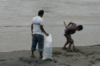 A pesar de los altos niveles del agua en el río Suchiate, el comercio informal y el transito de personas en lanchas improvisadas se da entre Chiapas y Tecum-Uman, Guatemala.