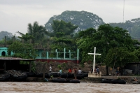 A pesar de los altos niveles del agua en el río Suchiate, el comercio informal y el transito de personas en lanchas improvisadas se da entre Chiapas y Tecum-Uman, Guatemala.