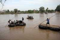 Julio del 2014. Suchiate. La corriente del rio no solo arrastra la memoria sino las esperanzas de los cientos de personas que día a día transitas entre ciudad Hidalgo y Tecún Umán. Julio del 2014. Suchiate. La corriente del rio no solo arrastra la memoria sino las esperanzas de los cientos de personas que día a día transitas entre ciudad Hidalgo y Tecún Umán.