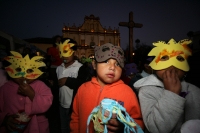 La Asociación Civil Sueñiños de San Cristóbal de las Casas celebra un año más de realizar actividades con niños pobres y en situaciones de riesgo con una marcha y obra de teatro en la Plaza de la Paz.