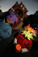 La Asociación Civil Sueñiños de San Cristóbal de las Casas celebra un año más de realizar actividades con niños pobres y en situaciones de riesgo con una marcha y obra de teatro en la Plaza de la Paz.