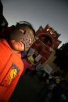 La Asociación Civil Sueñiños de San Cristóbal de las Casas celebra un año más de realizar actividades con niños pobres y en situaciones de riesgo con una marcha y obra de teatro en la Plaza de la Paz.