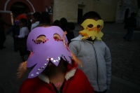 La Asociación Civil Sueñiños de San Cristóbal de las Casas celebra un año más de realizar actividades con niños pobres y en situaciones de riesgo con una marcha y obra de teatro en la Plaza de la Paz.