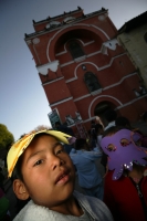 La Asociación Civil Sueñiños de San Cristóbal de las Casas celebra un año más de realizar actividades con niños pobres y en situaciones de riesgo con una marcha y obra de teatro en la Plaza de la Paz.