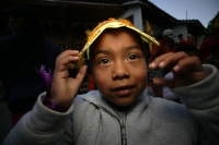 La Asociación Civil Sueñiños de San Cristóbal de las Casas celebra un año más de realizar actividades con niños pobres y en situaciones de riesgo con una marcha y obra de teatro en la Plaza de la Paz.