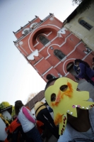 La Asociación Civil Sueñiños de San Cristóbal de las Casas celebra un año más de realizar actividades con niños pobres y en situaciones de riesgo con una marcha y obra de teatro en la Plaza de la Paz.