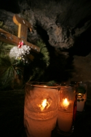 Miércoles 8 de diciembre. (Los Sueños de Piedra). Dentro de los caminos de las comunidades de los altos de Chiapas es posible observar los centros ceremoniales donde los indígenas realizan los diferentes ritos y practicas religiosas que la costumbre ha pe