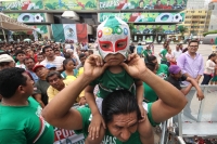 Domingo 29 de junio del 2014. Tuxtla Gutiérrez. A pesar de la derrota, sufriendo y disfrutando. (Secuencia durante la transmisión del partido entre México Y Holanda).