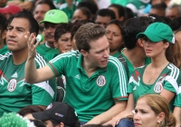 Domingo 29 de junio del 2014. Tuxtla Gutiérrez. A pesar de la derrota, sufriendo y disfrutando. (Secuencia de Manuel Velazco, gobernador de Chiapas durante la transmisión del partido entre México Y Holanda). Domingo 29 de junio del 2014. Tuxtla Gutiérrez. A pesar de la derrota, sufriendo y disfrutando. (Secuencia de Manuel Velazco, gobernador de Chiapas durante la transmisión del partido entre México Y Holanda).