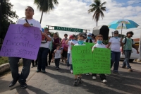 Domingo 8 de diciembre del 2013. Chiapa de Corzo. Manifestantes y trabajadores de la Calera se encuentran durante la manifestación para exigir la salida de Cales y Morteros de Chiapas del Cañón del Sumidero.