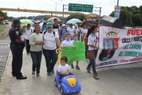 Domingo 8 de diciembre del 2013. Chiapa de Corzo. Manifestantes y trabajadores de la Calera se encuentran durante la manifestación para exigir la salida de Cales y Morteros de Chiapas del Cañón del Sumidero.