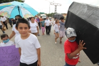 Domingo 8 de diciembre del 2013. Chiapa de Corzo. Manifestantes y trabajadores de la Calera se encuentran durante la manifestación para exigir la salida de Cales y Morteros de Chiapas del Cañón del Sumidero.