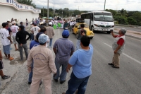 Domingo 8 de diciembre del 2013. Chiapa de Corzo. Manifestantes y trabajadores de la Calera se encuentran durante la manifestación para exigir la salida de Cales y Morteros de Chiapas del Cañón del Sumidero. Domingo 8 de diciembre del 2013. Chiapa de Corzo. Manifestantes y trabajadores de la Calera se encuentran durante la manifestación para exigir la salida de Cales y Morteros de Chiapas del Cañón del Sumidero.