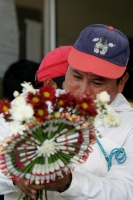 Los Joyonaqués son arreglos de flores que forman un escudo adornado con motivos indígenas Zoques. Los maestros Joyonaqueros son los miembros de las mayordomías que se encargan de presentar las ofrendas en las fiestas patronales de la depresión central del