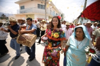 Los Joyonaqués son arreglos de flores que forman un escudo adornado con motivos indígenas Zoques. Los maestros Joyonaqueros son los miembros de las mayordomías que se encargan de presentar las ofrendas en las fiestas patronales de la depresión central del