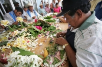 Los Joyonaqués son arreglos de flores que forman un escudo adornado con motivos indígenas Zoques. Los maestros Joyonaqueros son los miembros de las mayordomías que se encargan de presentar las ofrendas en las fiestas patronales de la depresión central del