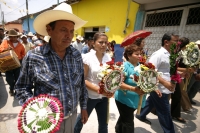 Los Joyonaqués son arreglos de flores que forman un escudo adornado con motivos indígenas Zoques. Los maestros Joyonaqueros son los miembros de las mayordomías que se encargan de presentar las ofrendas en las fiestas patronales de la depresión central del