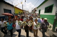 Los Joyonaqués son arreglos de flores que forman un escudo adornado con motivos indígenas Zoques. Los maestros Joyonaqueros son los miembros de las mayordomías que se encargan de presentar las ofrendas en las fiestas patronales de la depresión central del